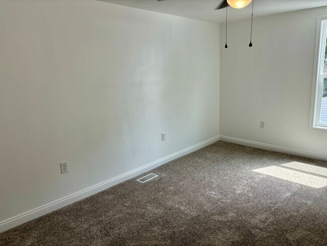 Building Photo - Beautiful 2 bedroom home