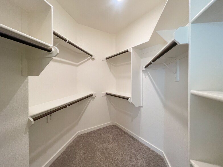 Building Photo - 6912 Llano Dr