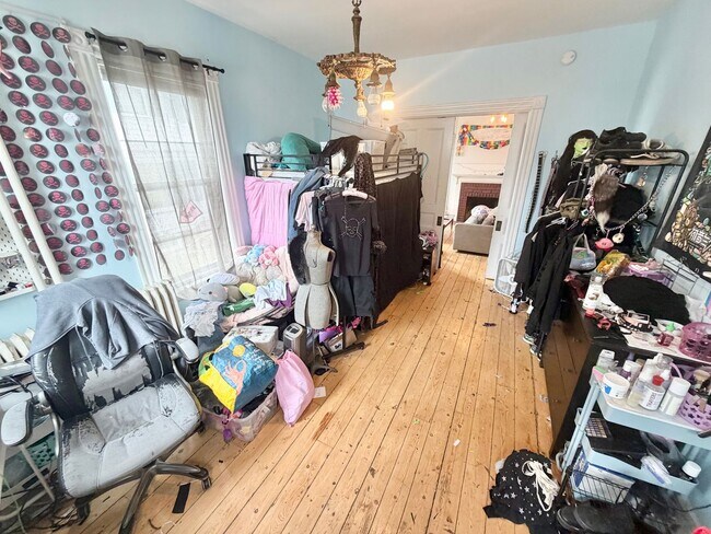 Building Photo - 3 Bedroom Apartment in Burlington VT Available 6/5-6/15!