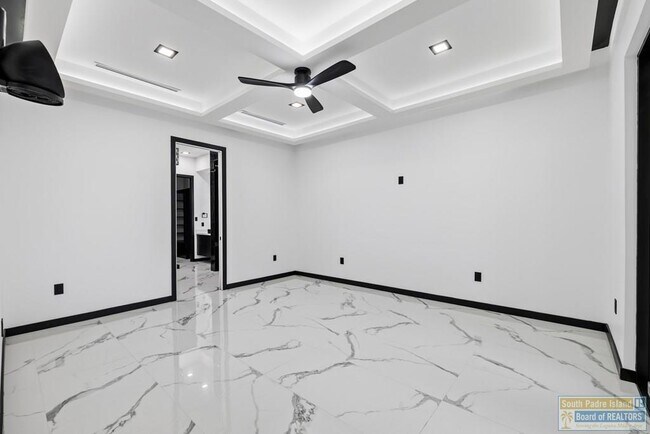 Building Photo - 203 W Lantana St