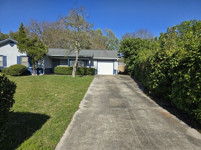 Building Photo - 425 Sunnyside Dr