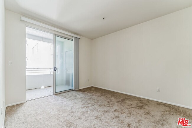 Building Photo - 6400 Crescent Prk E