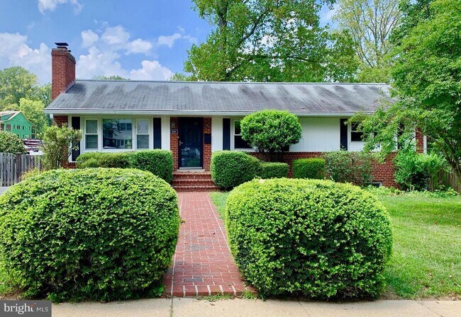 Building Photo - 1334 Mayflower Dr