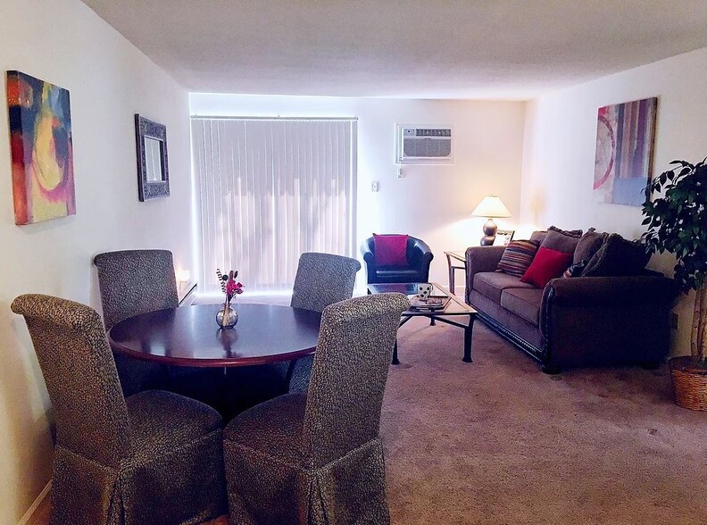 Living - Turtle Creek Apartments