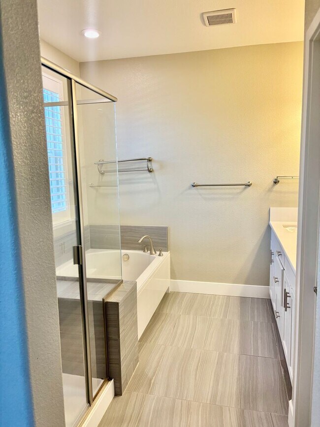 Building Photo - Must see beautiful and large Townhome in Dublin- Close to Everything!