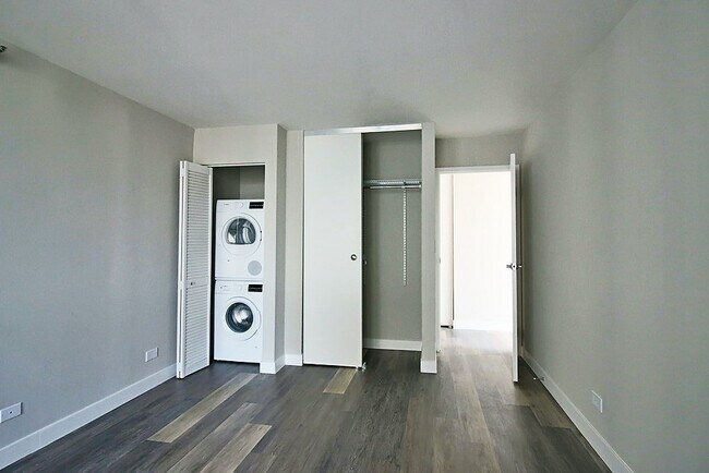 Building Photo - 13 E Delaware Pl