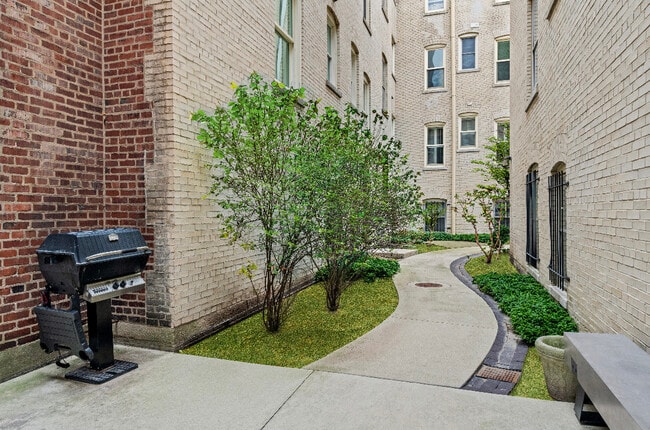 Building Photo - 2305 N Commonwealth Ave