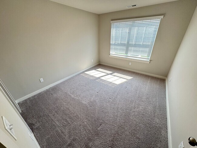 Building Photo - FOR LEASE- TOWNHOME IN LEBANON!
