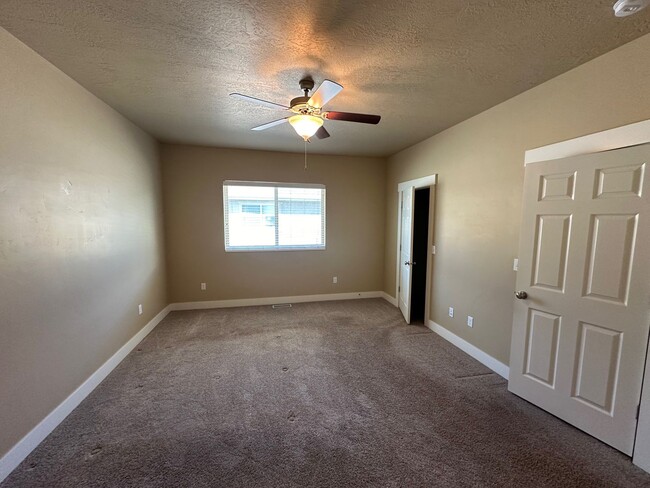 Building Photo - Orem Townhome - Hillcrest Neighborhood