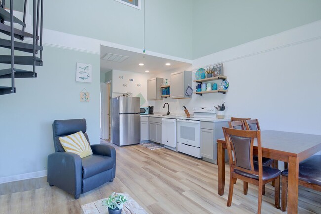 Building Photo - FURNISHED OFF-SEASON MONTHLY RENTAL-STARTI...