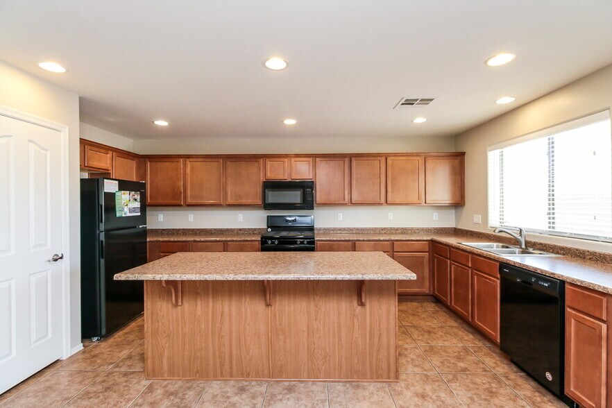 Building Photo - 960 N 168th Dr