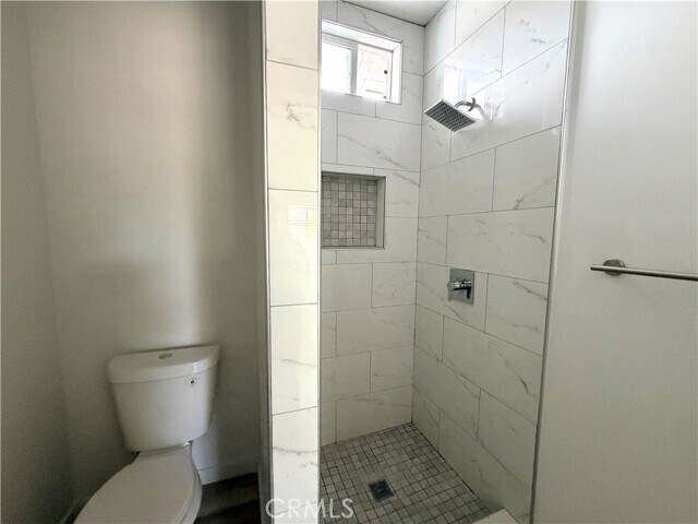Building Photo - 1020 W 67th St