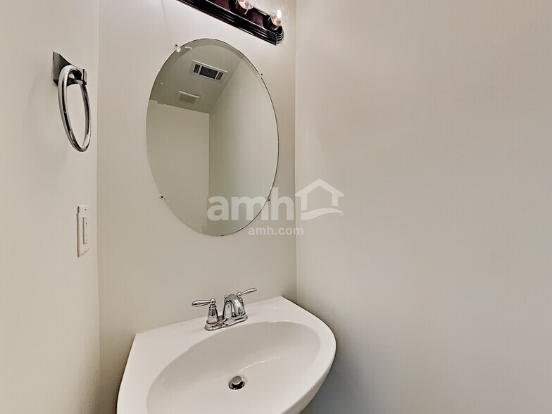 Building Photo - 1208 Scarcroft Ln