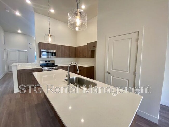 Building Photo - 939 S 25 W