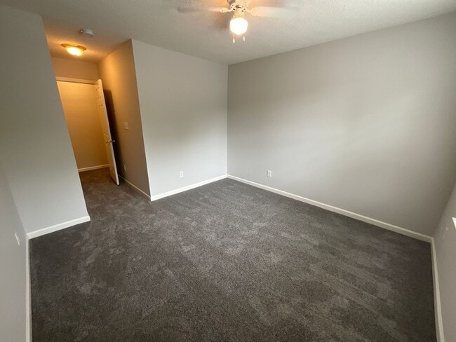 Building Photo - Charming 3 bedroom/2.5 bathroom End Unit i...