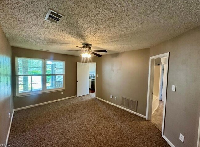 Building Photo - 4044 Laurel Green Cir