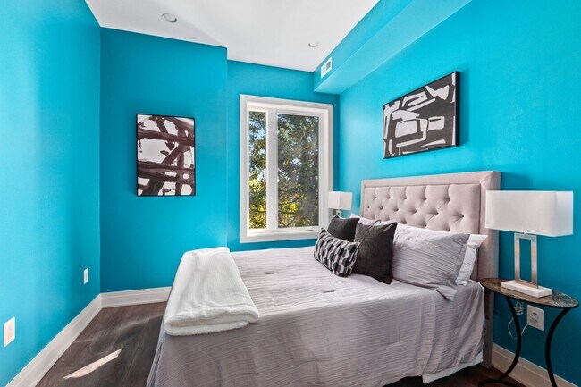 Building Photo - Beautiful 2 bed 2 bath plus den- Parking!!...