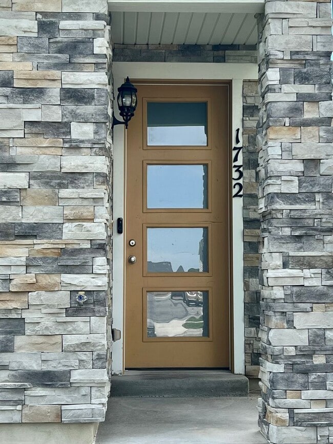 Building Photo - Beautiful Santorini Village Townhome Now Available in South Jordan