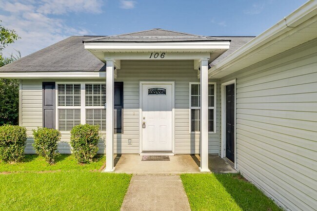 Building Photo - Move-In Ready 3-Bedroom Home with Fenced Backyard in Guyton!
