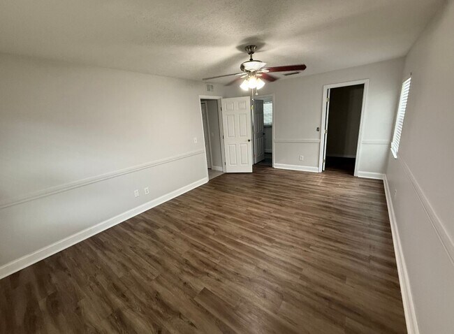 Building Photo - 3 bedroom home for rent on 1/2 acre!