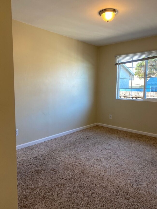 Building Photo - Two bedroom one bath house walking distanc...