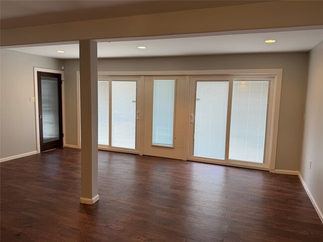 Building Photo - 102 E 5th St