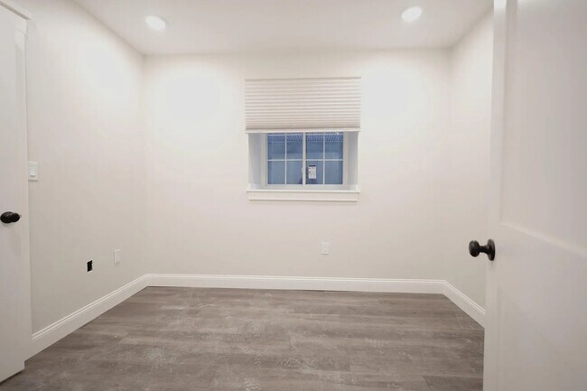 Building Photo - 701 E 2nd St