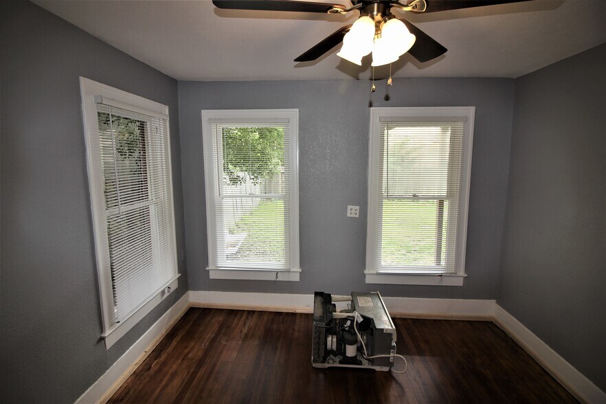 Building Photo - 4405 Woodside St