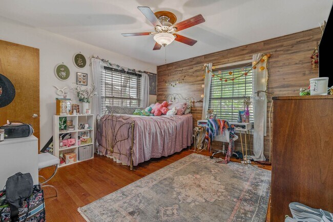 Building Photo - AVAILABLE NOW--- 3 Bed, 1.5 Bath in Eastgate