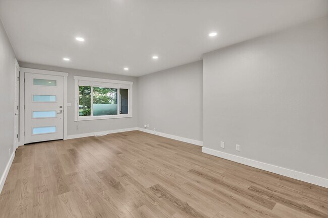 Building Photo - Beacon Hill 2 bed 1 bath home