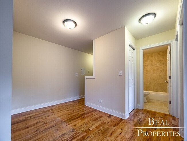 Building Photo - Clark & Arlington One Bedroom