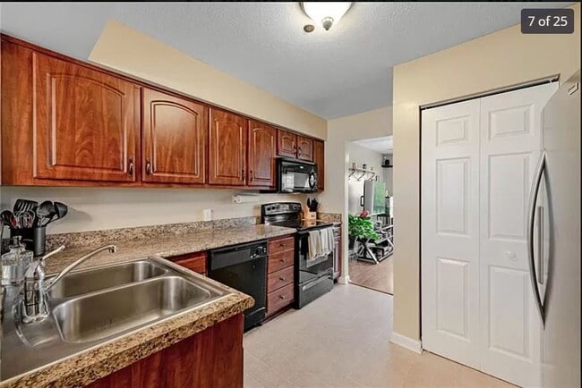 Building Photo - 236 Fieldbrook Dr