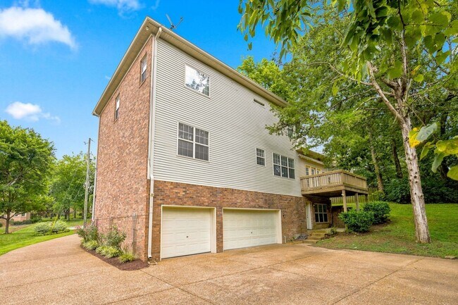 Building Photo - 605 Brelan Ct