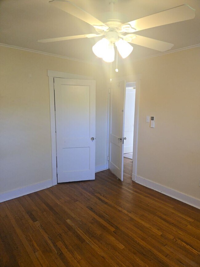 Building Photo - Spacious 3-Bedroom Home w/ Parking & Centr...