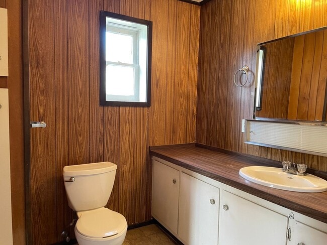 Building Photo - 1 Bedroom Upstairs Apartment-Beautiful Eag...