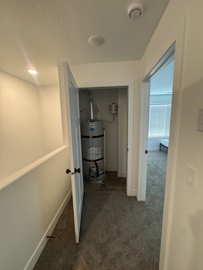 Building Photo - Room for Rent in Two Bedroom Unit