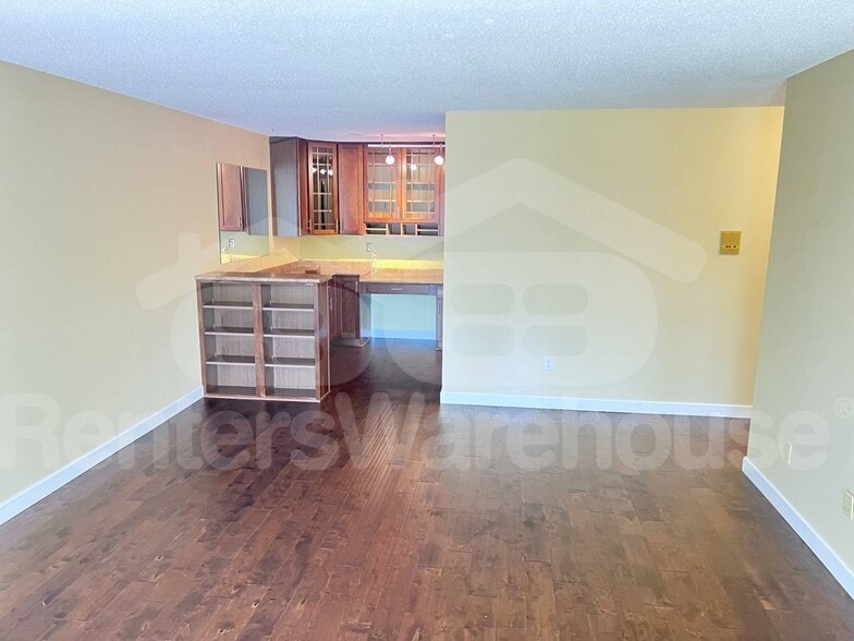 Building Photo - 1304 W Medicine Lake Dr