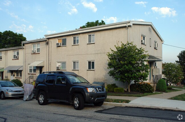 Primary Photo - Forrest Court Apartments