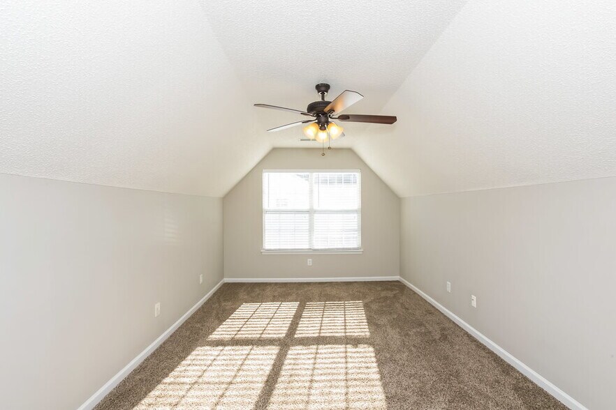 Building Photo - 925 Treasure Pl SW