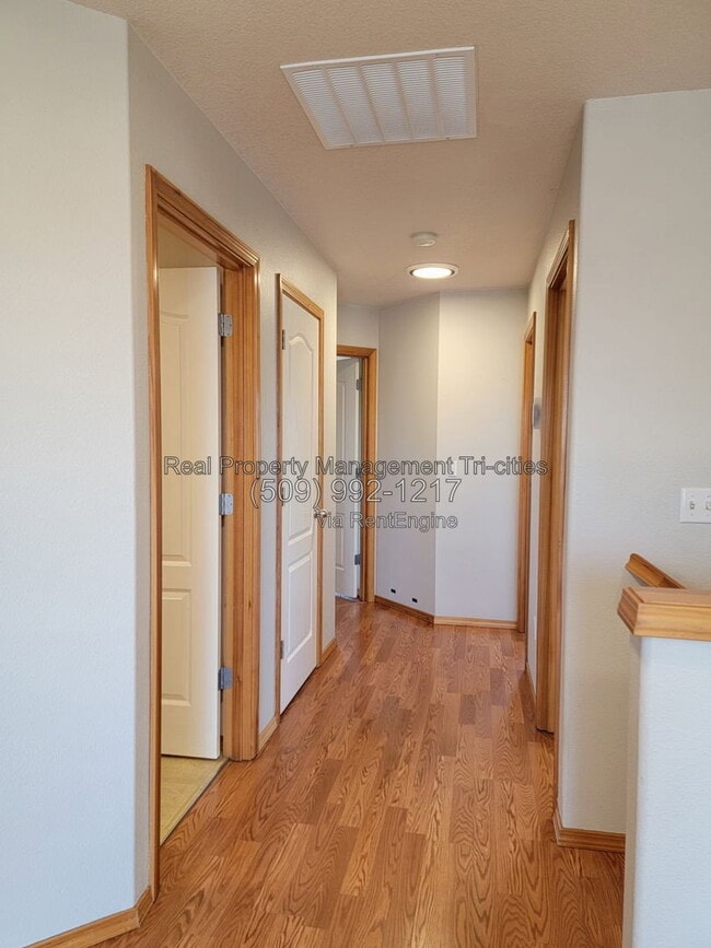 Building Photo - 476 Satus St