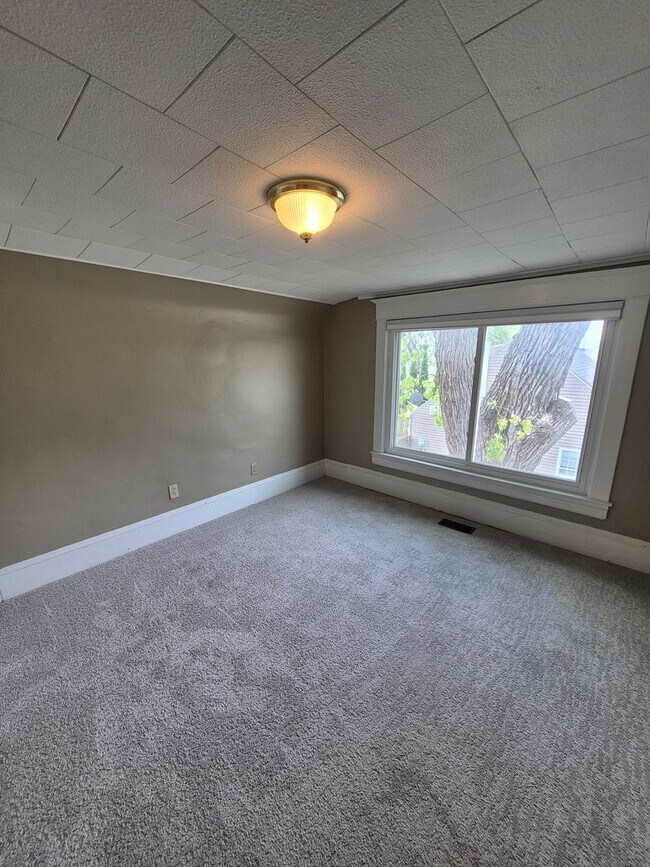 Building Photo - Charming 2 bed-1 bath in Bloomington