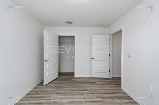 Building Photo - 1097 Hayward Lp