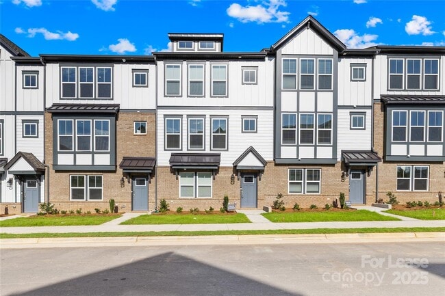 Primary Photo - 3240 Stelfox St