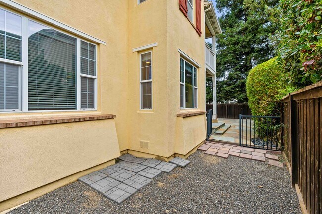 Building Photo - Spacious 3 Bedroom, 3 Bathroom Home with P...