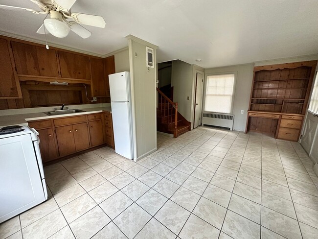 Building Photo - 1 bedroom 1 bath available in the City of Williamsburg! Available Now!