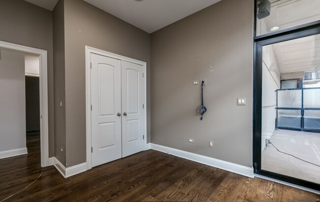 Building Photo - River North Stunning Furnished 2b2b Apartment