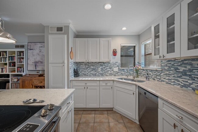 Building Photo - 1135 Barton Hills Dr