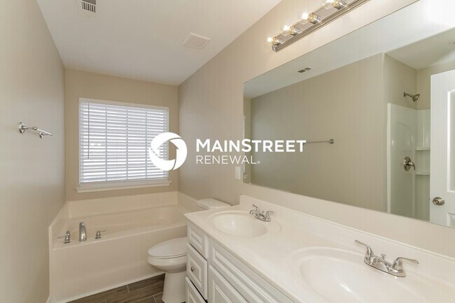 Building Photo - 4 Bedroom Pet-Friendly Home in Charlotte, NC with Main Street Renewal