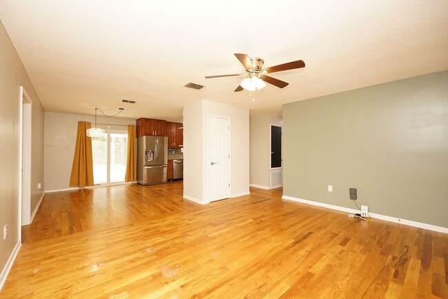 Building Photo - 4 Bedroom Home in Valparaiso- Near Eglin AFB