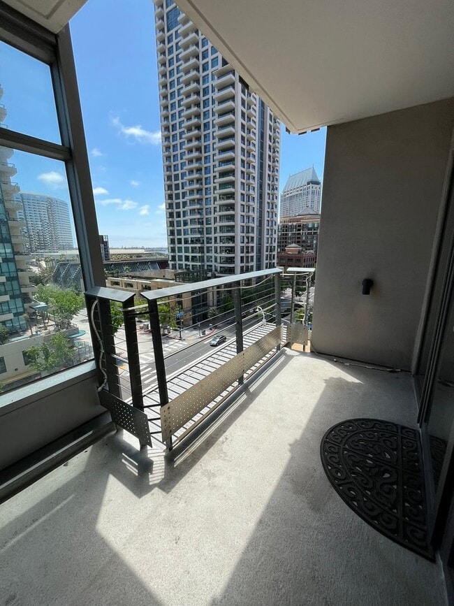 Building Photo - Experience upscale living in Downtown San Diego with great views. This is a must see!